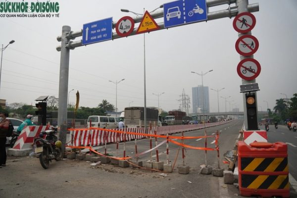 Nhiều phương tiện 'xé rào' lên cầu vượt chưa thông xe ở Hà Nội- Ảnh 1.
