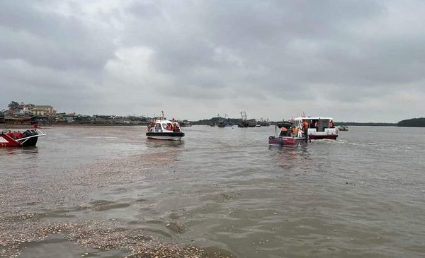 Tìm thấy các nạn nhân đầu tiên trong trận dông lốc lật thuyền ở Quảng Ninh- Ảnh 1.