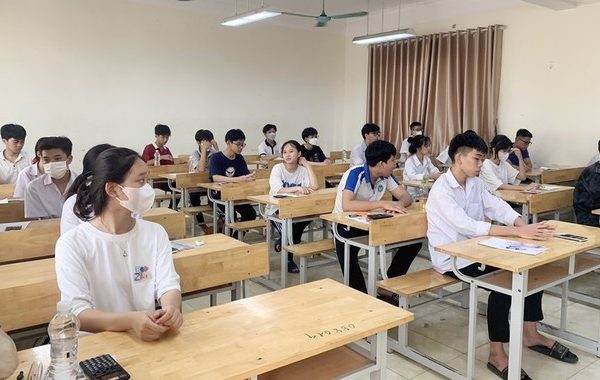 Chỉ có 61% học sinh Hà Nội có 'vé' vào lớp 10 THPT công lập- Ảnh 1.