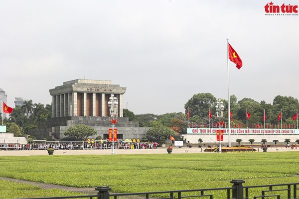 Hà Nội rực rỡ cờ hoa chào mừng kỷ niệm 134 năm ngày sinh Chủ tịch Hồ Chí Minh- Ảnh 1.