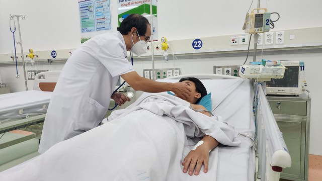 Số bệnh nhân nghi ngộ độc sau ăn bánh mì ở Đồng Nai đã lên 555, đoàn bác sĩ BV Nhi đồng 1 TPHCM hỗ trợ khẩn- Ảnh 1.