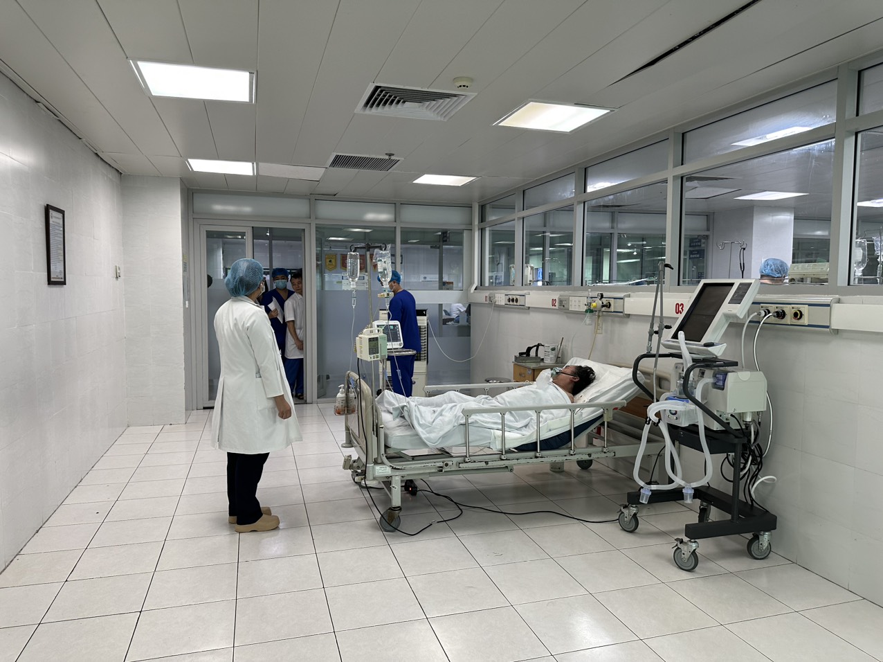 1 trong 3 bệnh nhân của vụ cháy nhà trọ ở Trung Kính được chuyển thẳng lên phòng hồi sức tích cực BV Bạch Mai - Ảnh 2.