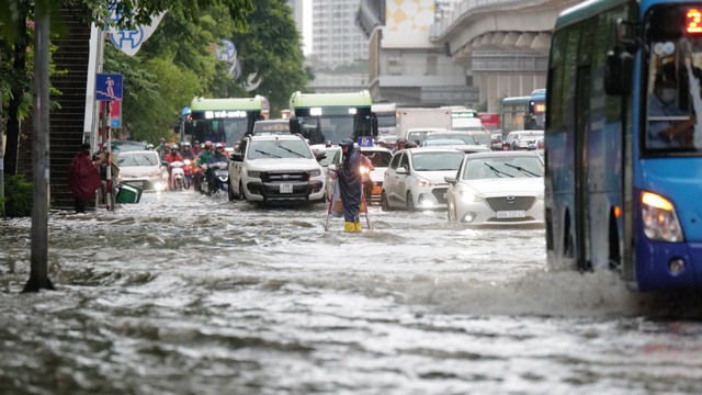 Nhiều khu vực ở Hà Nội có thể ngập do mưa lớn chiều nay- Ảnh 2.