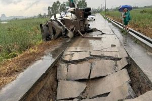 Đường liên thôn ở Quảng Ninh bất ngờ bị sụt nặng sau khi xe chở bê tông tươi đi qua- Ảnh 1.