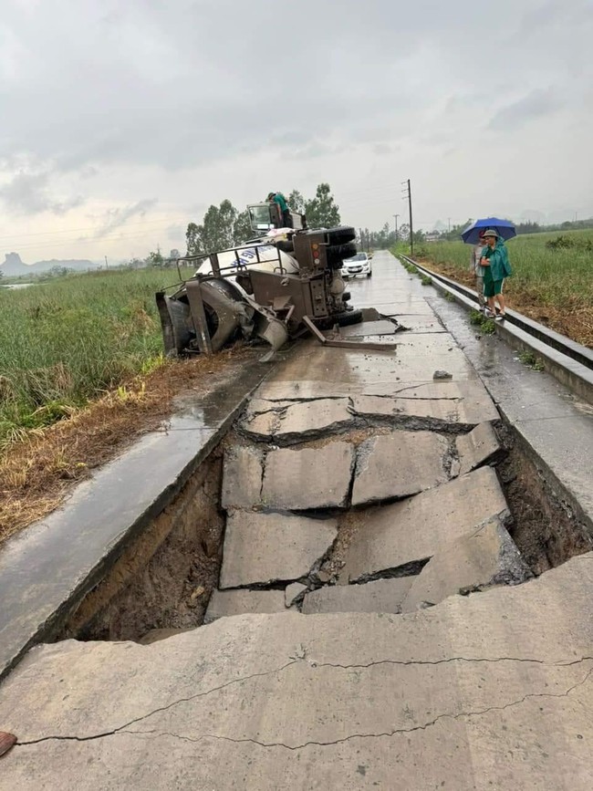 Đường liên thôn ở Quảng Ninh bất ngờ bị sụt nặng sau khi xe chở bê tông tươi đi qua- Ảnh 1.