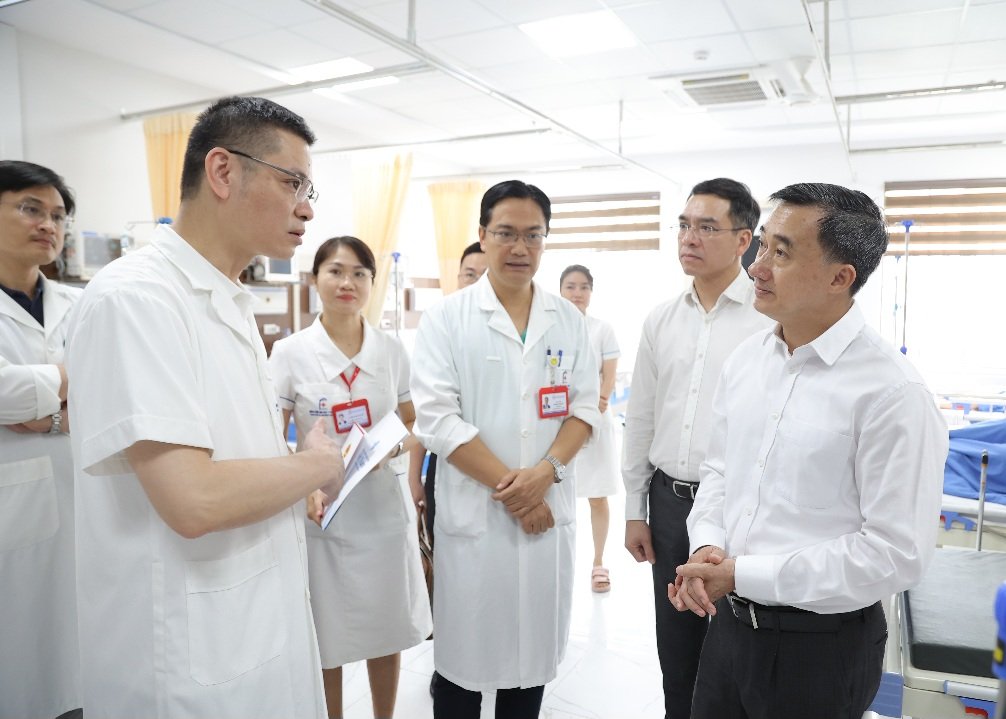 Thứ trưởng Bộ Y tế Trần Văn Thuấn thăm, động viên nữ bác sĩ nội trú bị tai nạn hy hữu- Ảnh 1.