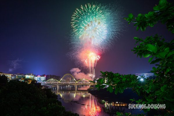 Pháo hoa rực sáng, rền vang trên bầu trời Điện Biên Phủ trước ngày trọng đại- Ảnh 1.