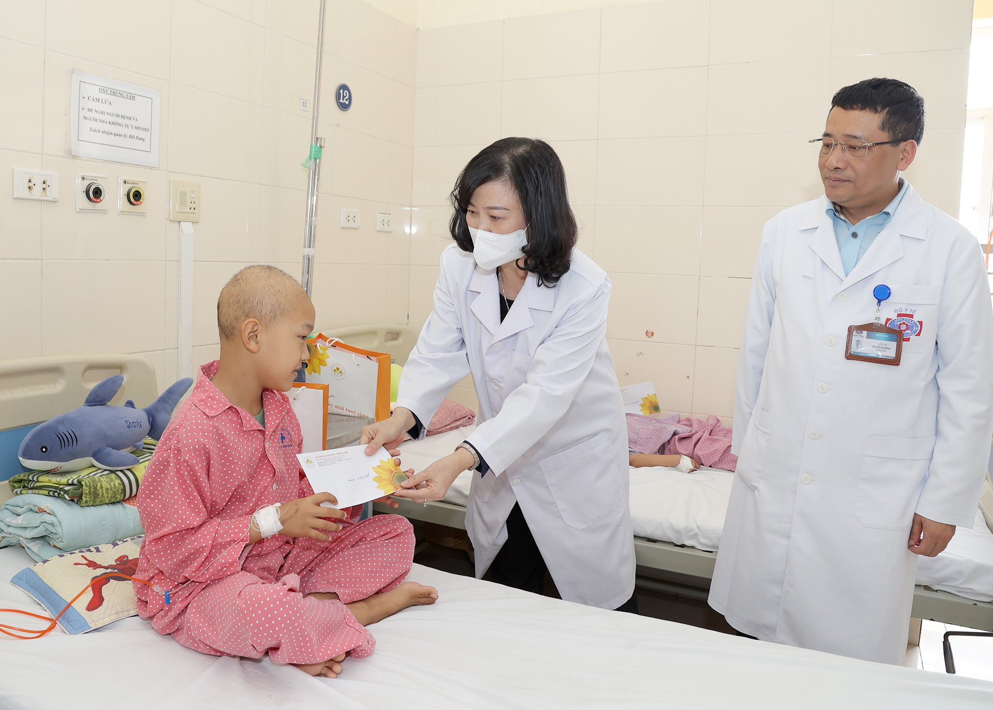 Bộ trưởng Bộ Y tế Đào Hồng Lan tặng quà, động viên trẻ đang điều trị tại Bệnh viện K- Ảnh 1.