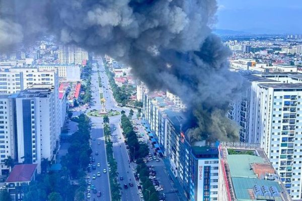Video cháy lớn trên đỉnh của 1 dãy nhà cao tầng tại Bắc Ninh- Ảnh 3.