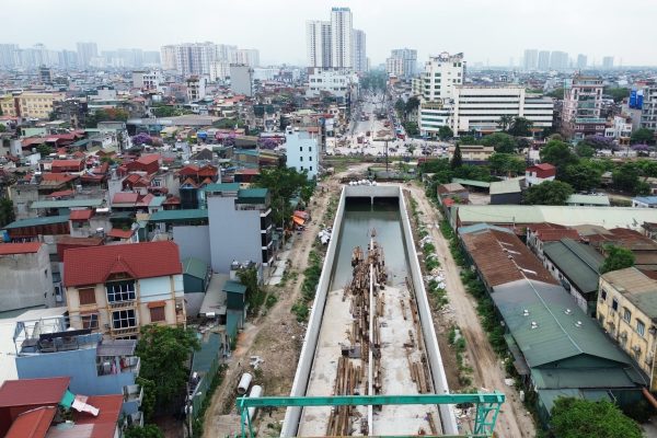 Hầm chui Giải Phóng vắng bóng công nhân, rào chắn thi công