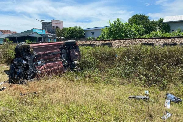 Ô tô con bẹp dúm sau va chạm với tàu hỏa