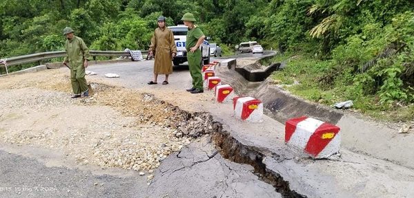 Sụt lún nghiêm trọng trên quốc lộ ở miền núi Nghệ An- Ảnh 1.