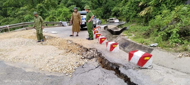 Sụt lún nghiêm trọng trên quốc lộ ở miền núi Nghệ An- Ảnh 1.