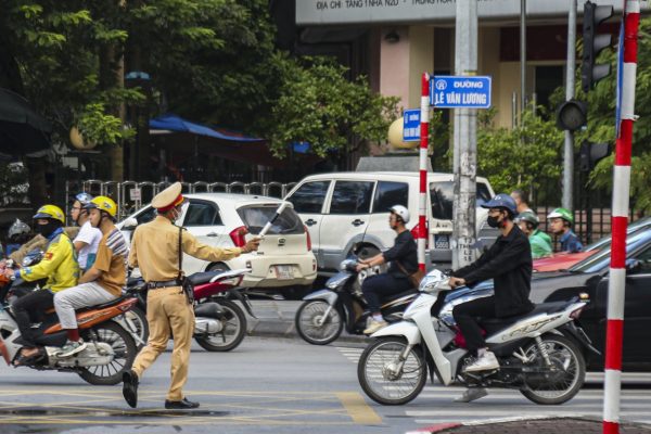 Nhiều tài xế 'ngớ người' vì sáng sớm đã bị lực lượng CSGT kiểm tra- Ảnh 2.