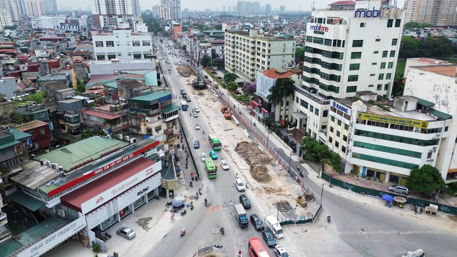 Tiếp tục phân luồng giao thông đường Giải Phóng, người dân đi lại thế nào?- Ảnh 2.