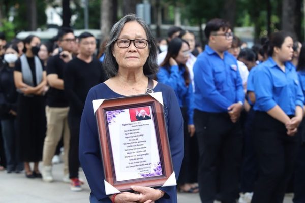 Bà Nguyễn Thị Tuyết (Bình Dương) mang bài thơ đến TPHCM viếng Tổng Bí thư. Ảnh: Xuân Dự