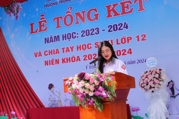 Thủ khoa môn Ngữ văn kỳ thi THPT 2024 ở Nam Định làm gần 12 trang giấy thi- Ảnh 1.