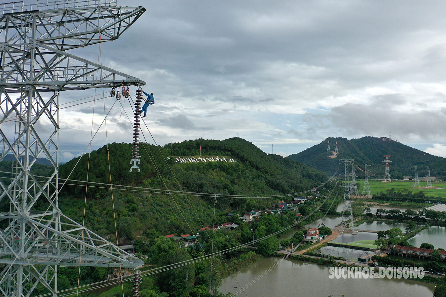 ‘Người nhện’ treo mình giữa không trung kéo đường dây 500kV mạch 3- Ảnh 1.