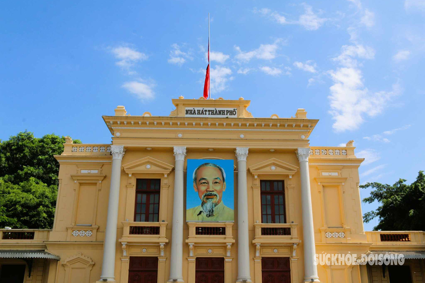 Nhiều nơi trên cả nước treo cờ rủ sớm tưởng nhớ Tổng Bí thư Nguyễn Phú Trọng- Ảnh 1.