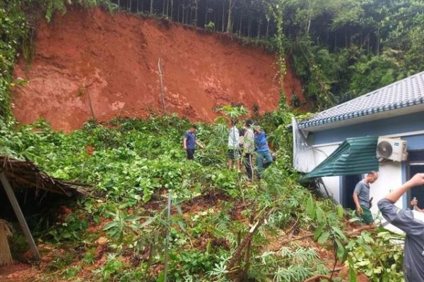 Mưa lớn ở Yên Bái, gần 2.000 m3 đất đá đổ xuống nhà dân- Ảnh 1.