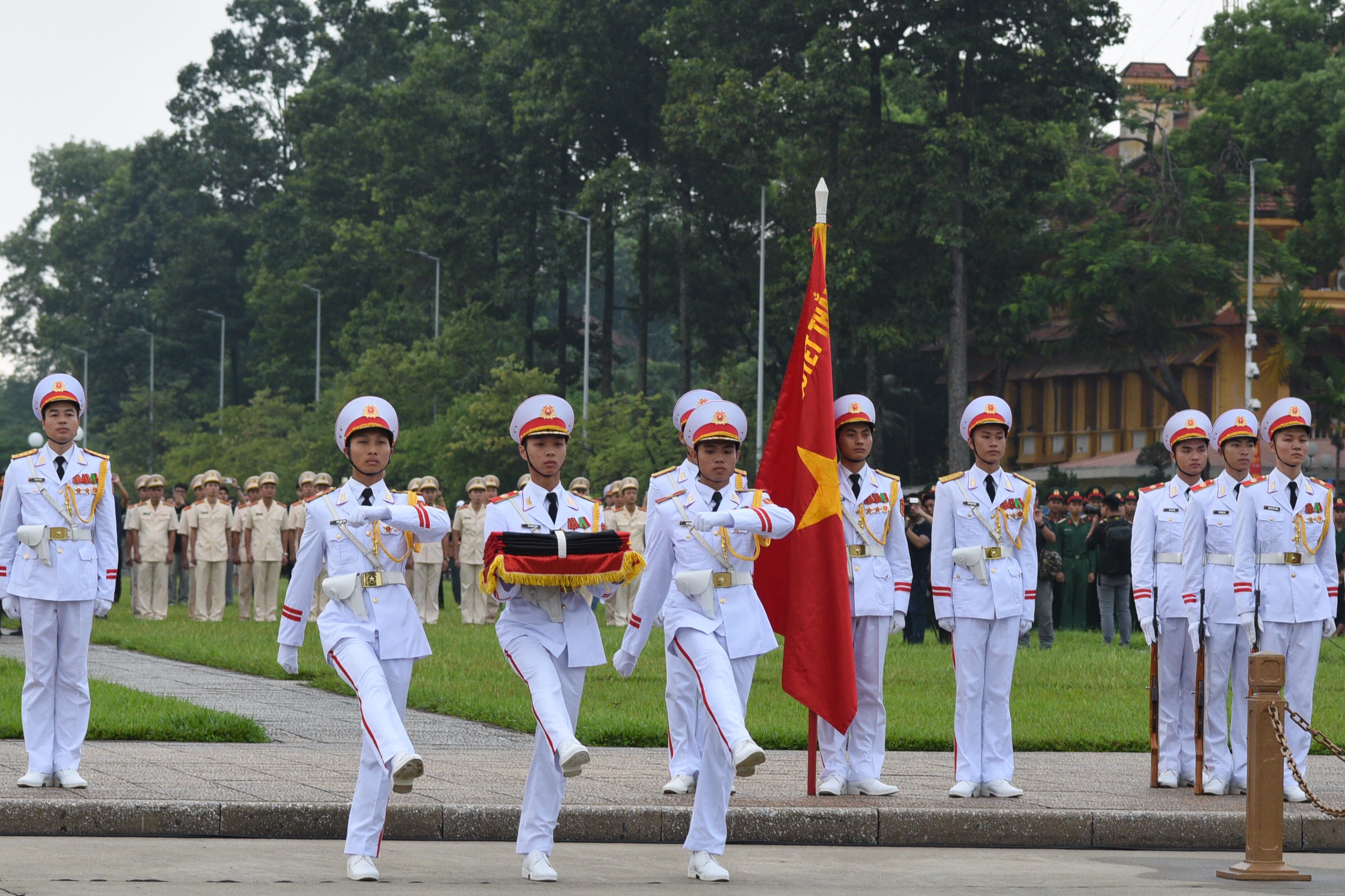 Trang nghiêm Lễ thượng cờ rủ Quốc tang Tổng Bí thư Nguyễn Phú Trọng- Ảnh 1.