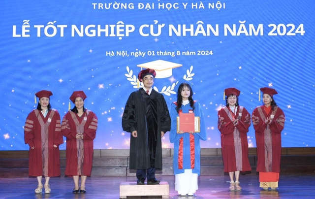 'Cái duyên' với ngành Y của nữ thủ khoa đầu ra Trường Đại học Y Hà Nội- Ảnh 1.