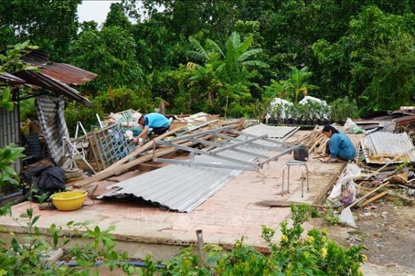 Dông, lốc làm sập, tốc mái gần 50 căn nhà ở huyện Lấp Vò, Đồng Tháp