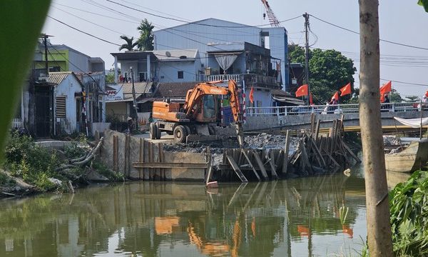 Thông tin mới vụ bùn thải sau nạo vét đổ thẳng ra hồ nước ở Huế - Ảnh 1.