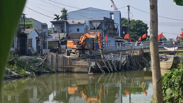 Thông tin mới vụ bùn thải sau nạo vét đổ thẳng ra hồ nước ở Huế - Ảnh 1.