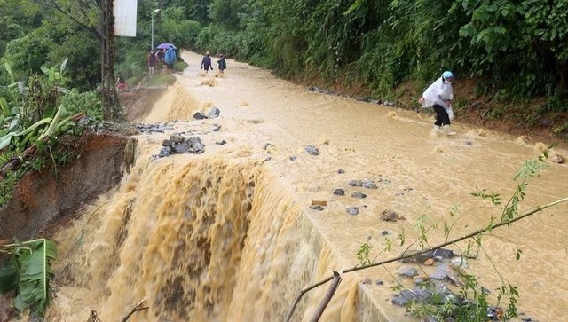 Mưa lớn tiếp diễn, miền Bắc ứng phó với nguy cơ lũ quét và sạt lở đất- Ảnh 2.