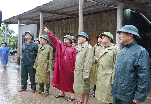 Trưởng phòng nông nghiệp huyện nói gì khi gia đình không sơ tán khỏi khu vực sạt lở?- Ảnh 1.