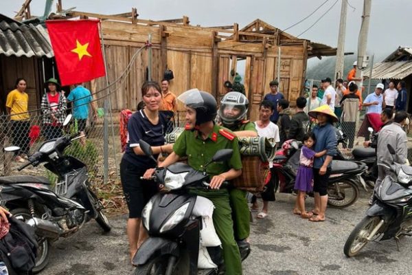 Hàng chục căn nhà ở Thanh Hóa bị tốc mái, chính quyền hỗ trợ di dời người dân an toàn- Ảnh 1.