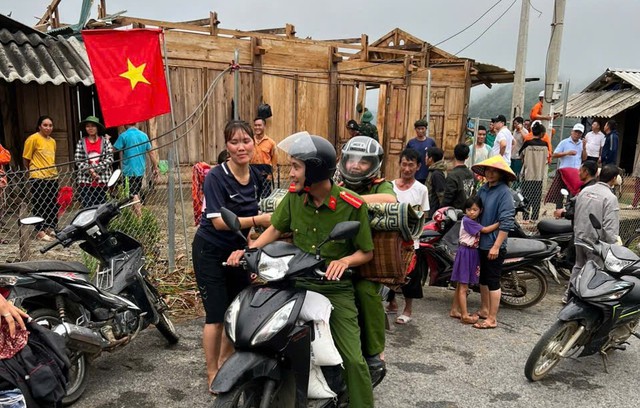 Hàng chục căn nhà ở Thanh Hóa bị tốc mái, chính quyền hỗ trợ di dời người dân an toàn- Ảnh 1.