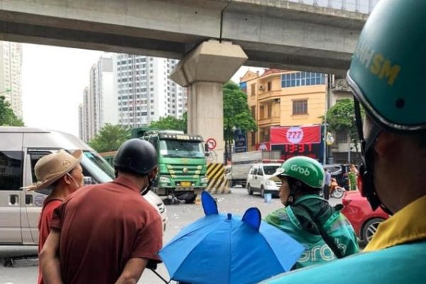 Va chạm với xe 'hổ vồ', 2 người đi xe máy thương vong- Ảnh 2.