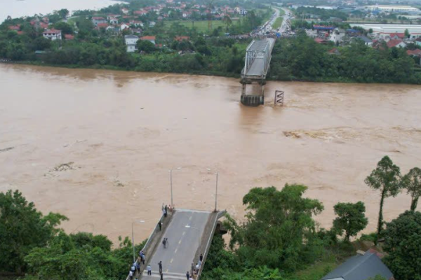 Nhân chứng kể lại khoảnh khắc sập cầu Phong Châu: Sự việc diễn ra chưa tới 1 phút