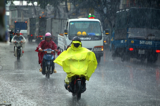 Chiều tối nay Hà Nội có thể mưa dông kèm lốc sét, gió giật mạnh- Ảnh 2.