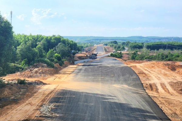 Hàng trăm công nhân xuyên lễ thi công cao tốc nghìn tỷ- Ảnh 1.