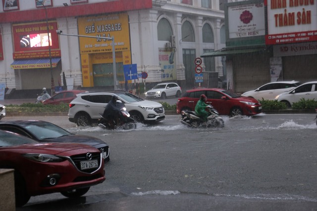 Mưa trắng trời, TP Vinh chìm trong biển nước- Ảnh 1.