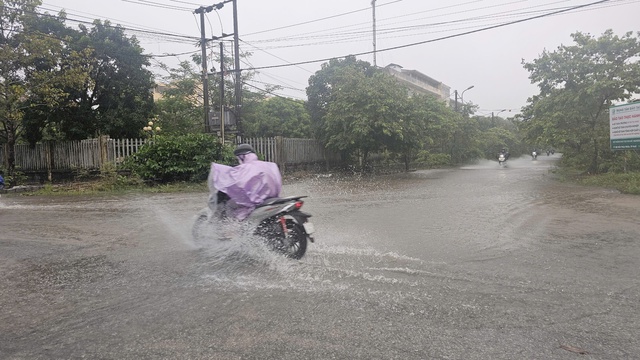 Mưa lớn, người dân Huế đưa hàng loạt ô tô đến quảng trường phòng ngập lụt- Ảnh 1.