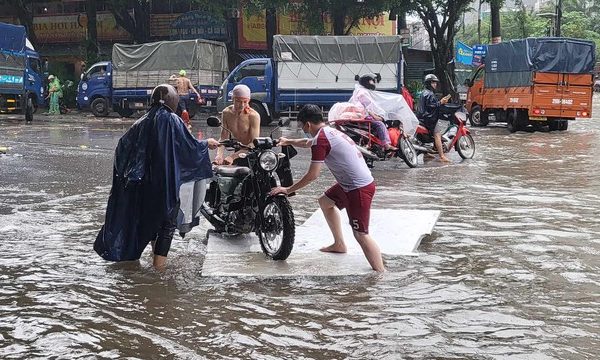 Nước sông Hồng đạt đỉnh, nhiều khu vực tiếp tục ngập lụt nghiêm trọng- Ảnh 2.